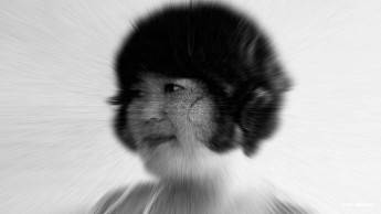 Galería de arte, sonriente niña japonesa con el pelo corto