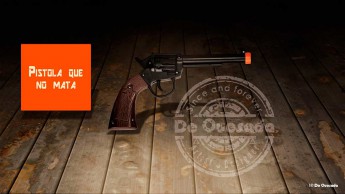 Galería de diseño gráfico, pistola de plástico flotando sobre el suelo de madera