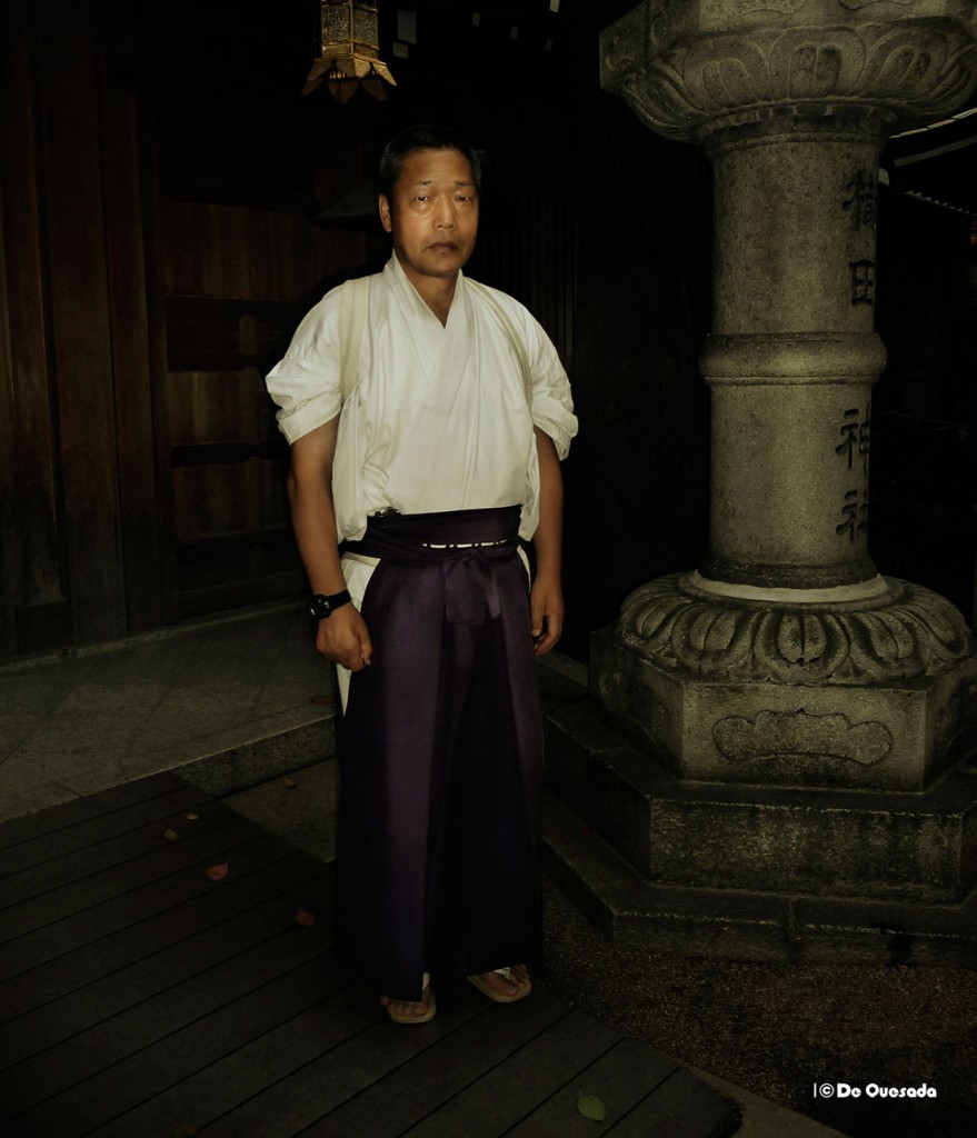 Galería de fotografía, monje serio vistiendo la camiseta blanca y pantalones de color púrpura