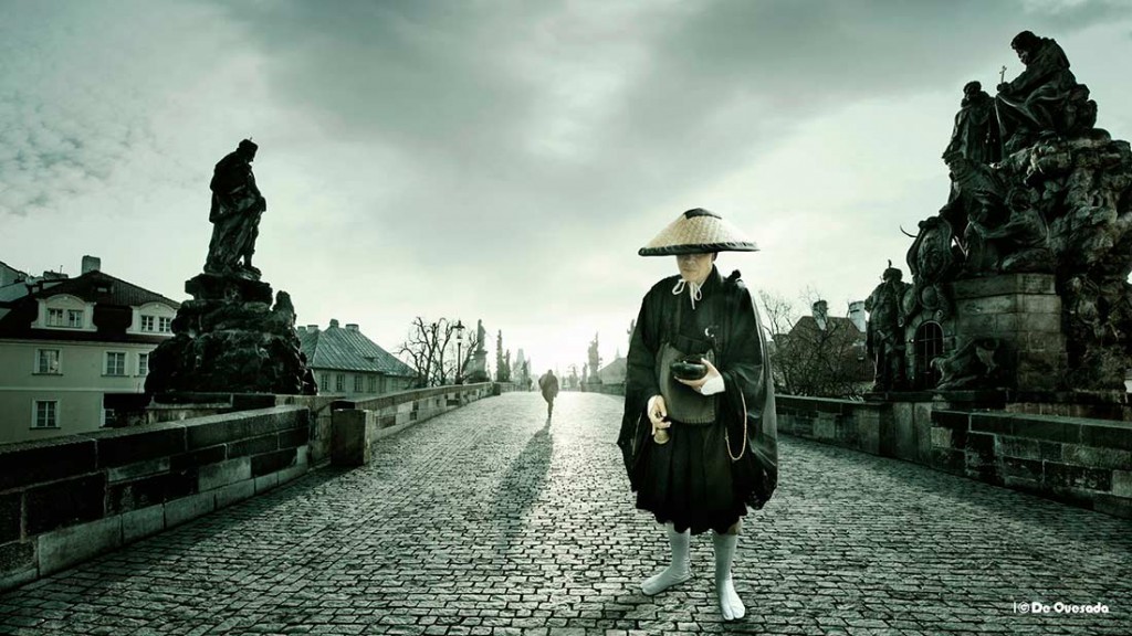 Galería de fotografía, monje con un sombrero en el puente pedregoso