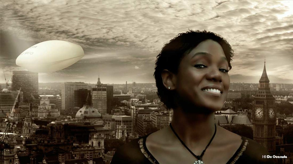 Galería de fotografía, mujer sonriente que se coloca encima de la ciudad con el blanco objeto volador